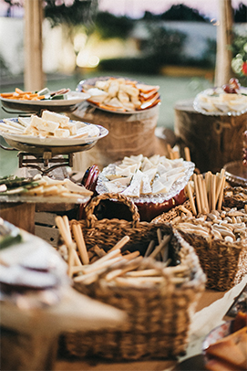 Buffet quesos y picos Alboreá Eventos
