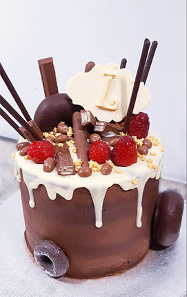 Tarta con chocolate, Kit Kat y frambuesas