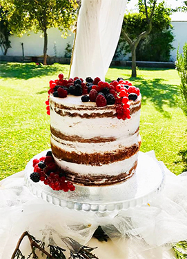 Tarta de pisos con frutas y nata