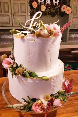 Tarta nupcial clásica con flores