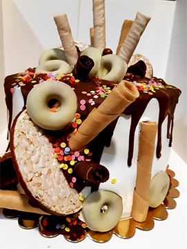 Tarta con adornos de chocolate