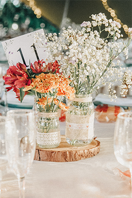 Flores en mesa de invitados de Alboreá Eventos